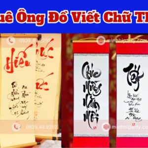 Mẫu chữ thư pháp được viết trên liễn in hoạ tiết đơn giản