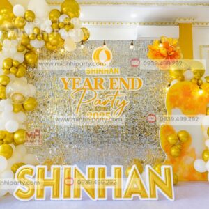 mau trang tri tiec tat nien 2025 cua ngan hang shinhan Backdrop trang trí year end party 2025 của ngân hàng Shinhan được trang trí bằng tấm Sequin lấp lánh sang trọng