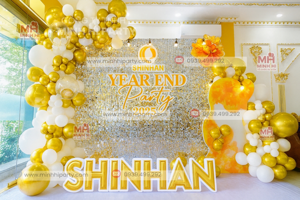 mau trang tri tiec tat nien 2025 cua ngan hang shinhan Backdrop trang trí year end party 2025 của ngân hàng Shinhan được trang trí bằng tấm Sequin lấp lánh sang trọng