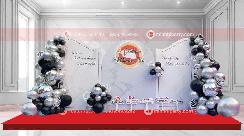 Trang trí backdrop tiệc tất niên với thiết kế cho phòng tiệc lớn