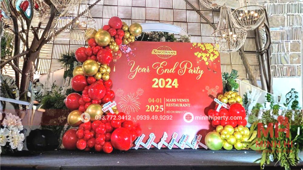Decor tiệc tất niên theo concept tết sử dụng vàng và đỏ