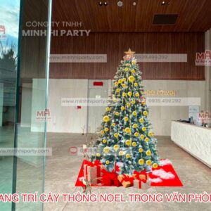 minhhiparty trang tri cay thong noel trong phong lam viec Decor giáng sinh văn phòng với cây thông Noel