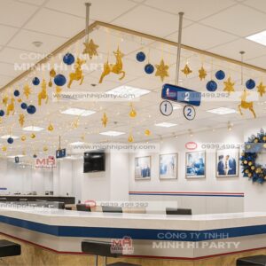 minhhiparty trang tri noel treo day sao tren tran van phong cong ty Minh Hi Party gợi ý trang trí Noel treo dây sao kết hợp đèn LED