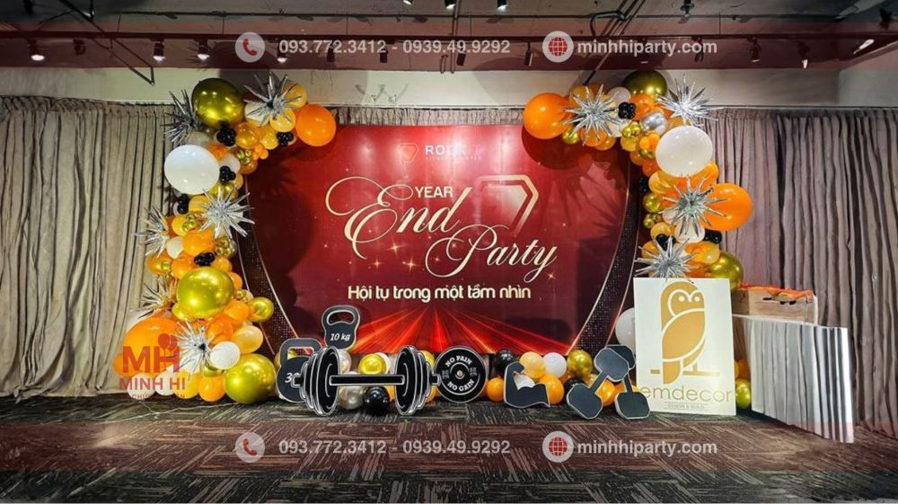 Decor tiệc tất niên với phông nền thiết kế theo chủ đề phòng gym