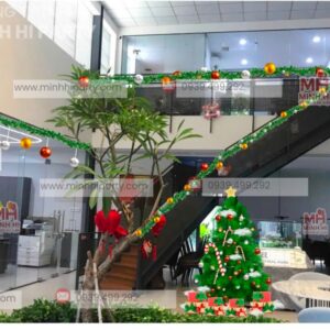 Trang trí Noel cầu thang, cây thông Noel cho văn phòng công ty