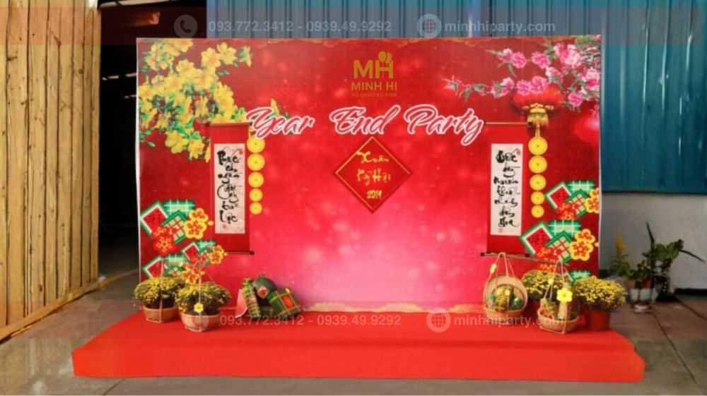 trang tri tiec tat nien cho van phong cau doi do mai dao Trang trí tiệc tất niên với câu đối, mai và đào