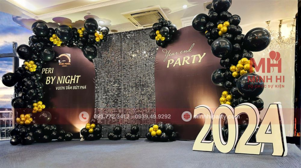 ý tưởng trang trí tiệc tất niên với tông màu đen và vàng gold