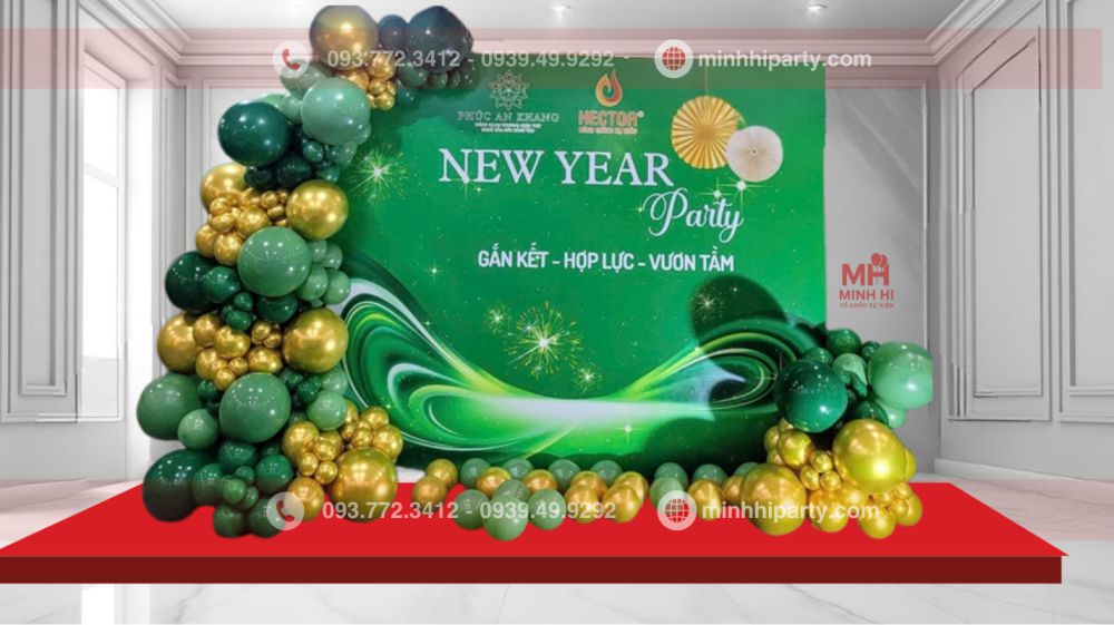 Trang trí tất niên cho phòng tiệc đơn giản với backdrop tone xanh lá