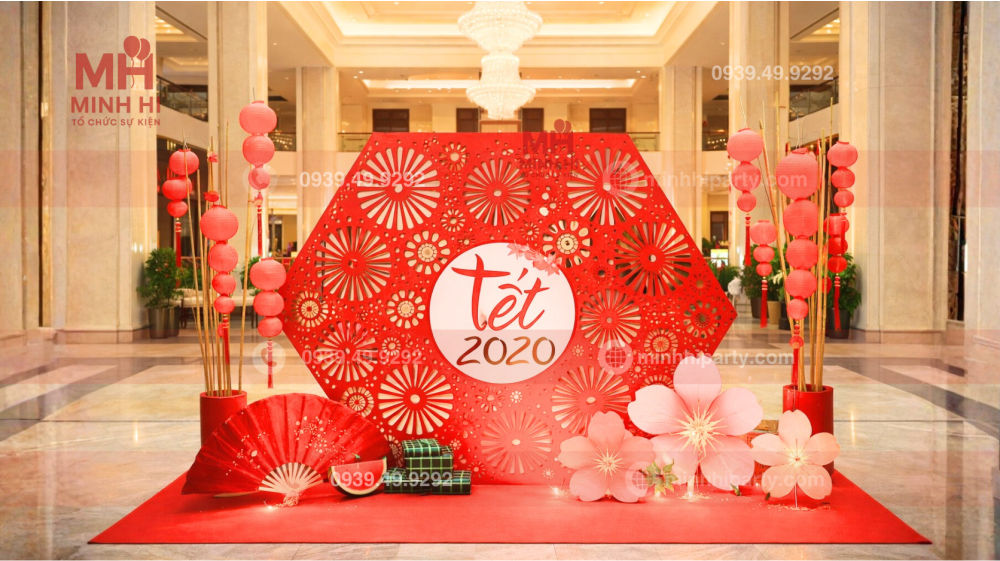 Background trang trí tết 2026 cho sảnh chung cư với lồng đèn và mô hình bánh chưng bánh tét