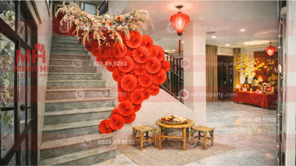 Decor tết 2026 cho nhà phố khu vực cầu thang