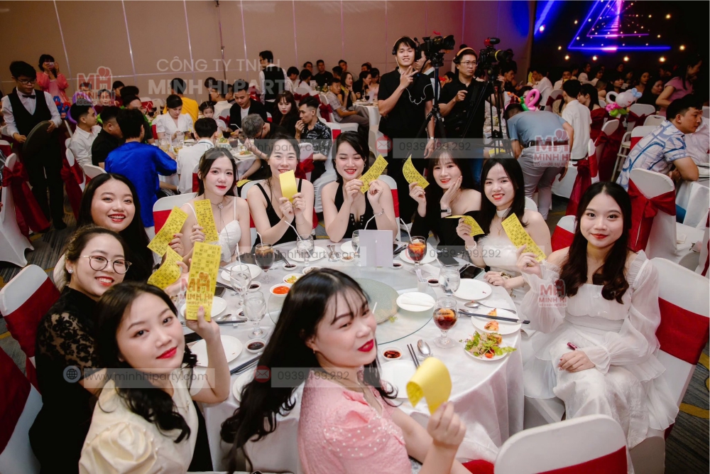 khach hang do ve lo to show tai su kien do minh hi party cung cap Cung cấp dịch vụ lô tô sự kiện chuyên nghiệp
