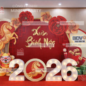 Mẫu decor tết 2026 xuất hiện logo công ty