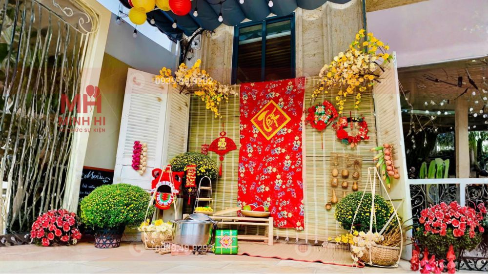 mau tieu canh tet 2026 mini cho quan cafe mau truyen thong voi manh tre va hoa mai Mẫu trang trí tiểu cảnh tết concept truyền thống năm 2026 với mành tre và hoa mai