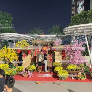 Nhân sự Minh Hi Party lắp đặt mẫu tiểu cảnh tre ngang 5m cao 3m tại chung cưa Him Lam Quận 9