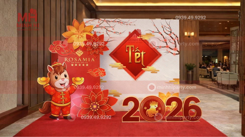 Trang trí tết Bính Ngọ 2026 cho nhà phố với hoa đào và chibi ngựa