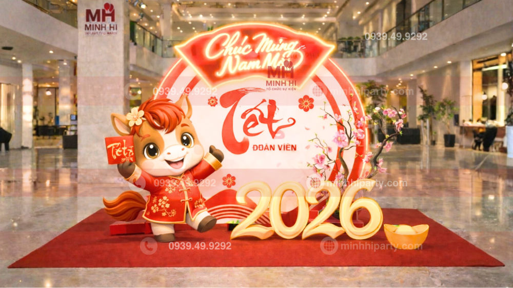 Trang trí background tết 2026 cho showroom với chibi năm Bính Ngọ và hoa đào