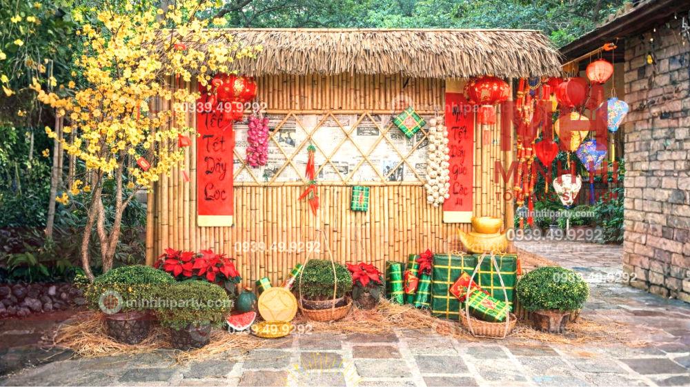 Trang trí background tết 2026 chủ đề truyền thống với thiết kế gian nhà tranh cổ xưa