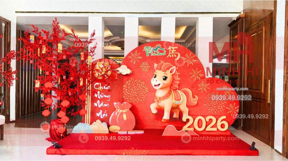 Trang trí tết 2026 với backdrop thiết kế hiện đại chủ đề năm Bính Ngọ