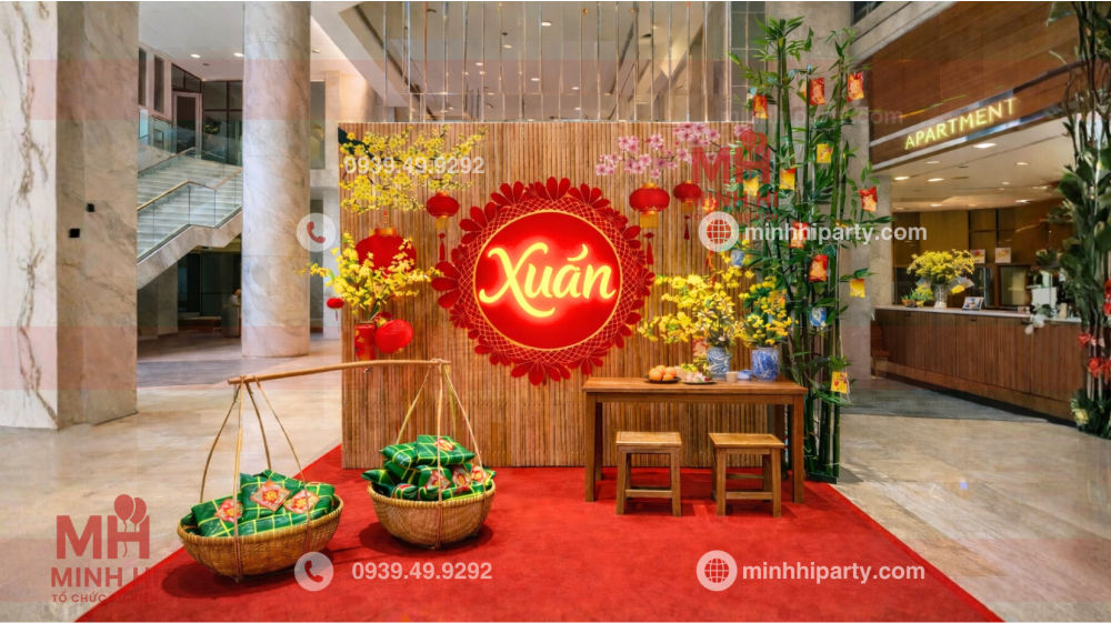 Mẫu trang trí tết 2026 cho chung cư với tiểu cảnh nhỏ sử dụng hình ảnh bụi tre và gánh bánh