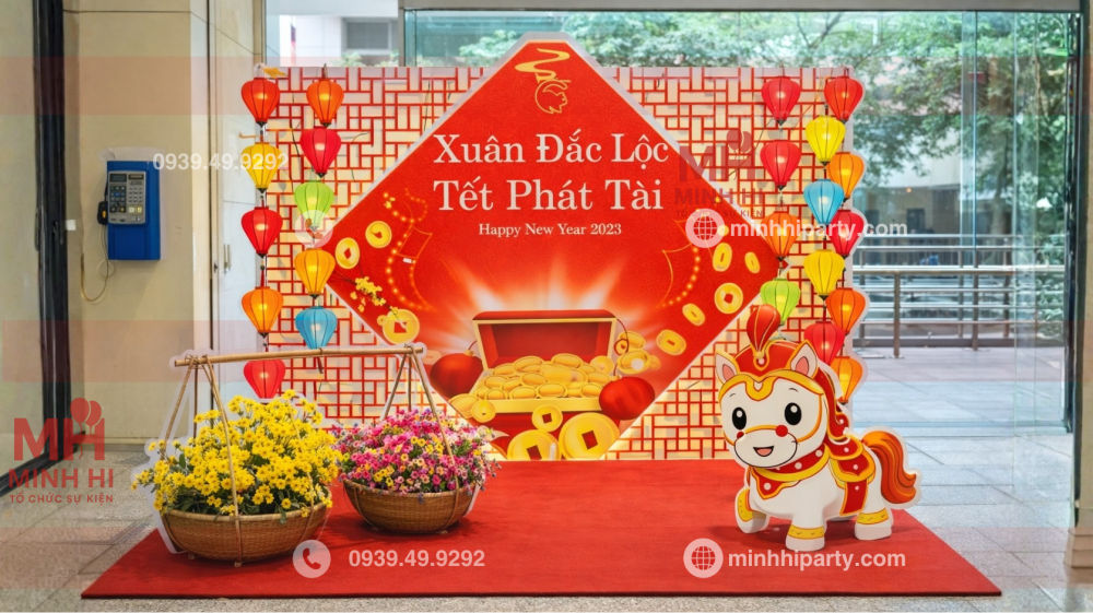 Decor tết 2026 cho chung cư theo tone màu đỏ và vàng nổi bật