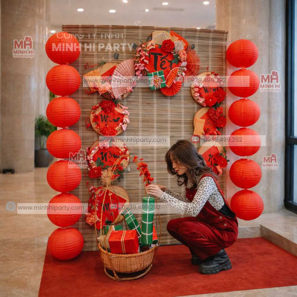 Trang tr&iacute; tết 2026 với lồng đ&egrave;n đỏ kết hợp chữ thư ph&aacute;p