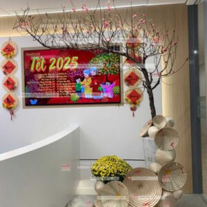Ý tưởng trang trí Tết 2026 với tiểu cảnh cây đào thật két hợp nón lá truyền thống