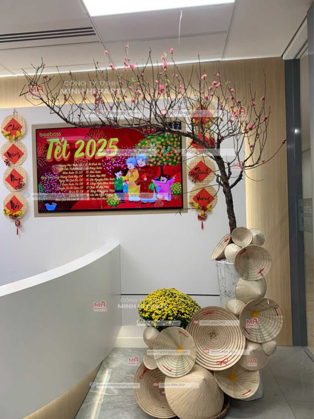 y tuong trang tri tet 2026 voi tieu canh cay dao that ket hop non la truyen thong Ý tưởng trang trí Tết 2026 với tiểu cảnh cây đào thật két hợp nón lá truyền thống