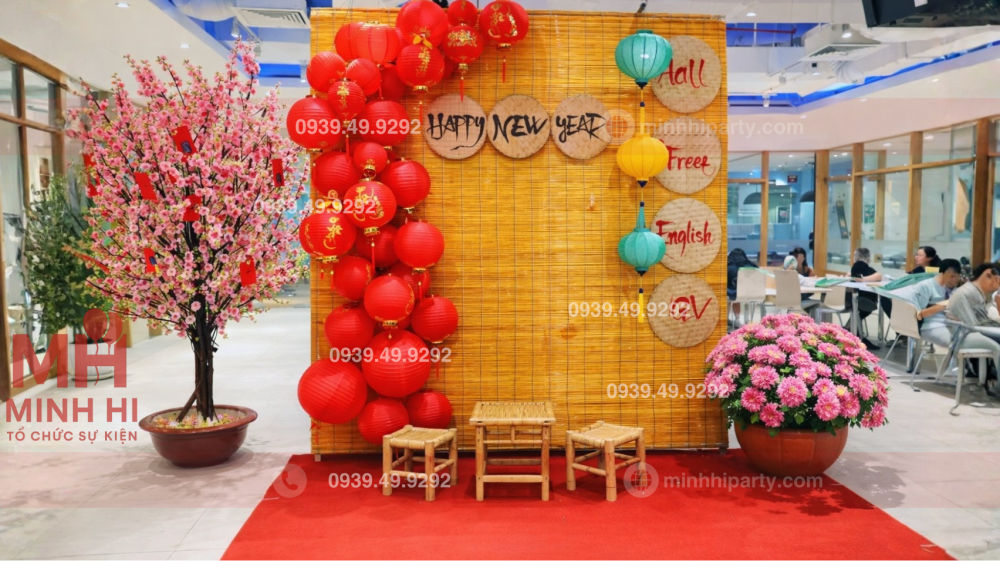 Decor tết 2026 cho văn phòng với mành tre cho không gian nhỏ gọn