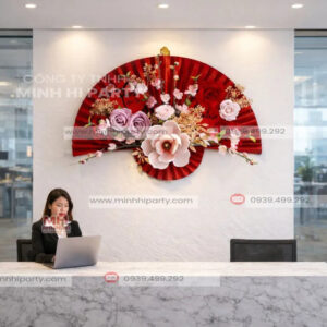 Mẫu quạt trang trí tết 2026 cho quầy lễ tân ấn tượng
