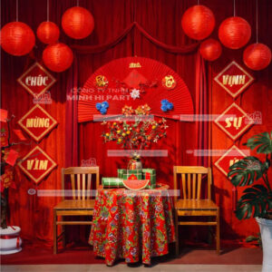 Set trang trí tết với vải nhung đỏ kết hợp lồng đèn truyền thống