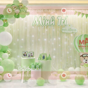 Trang trí background thôi nôi cho bé trai tuổi rắn với thiết kế khung rèm vải