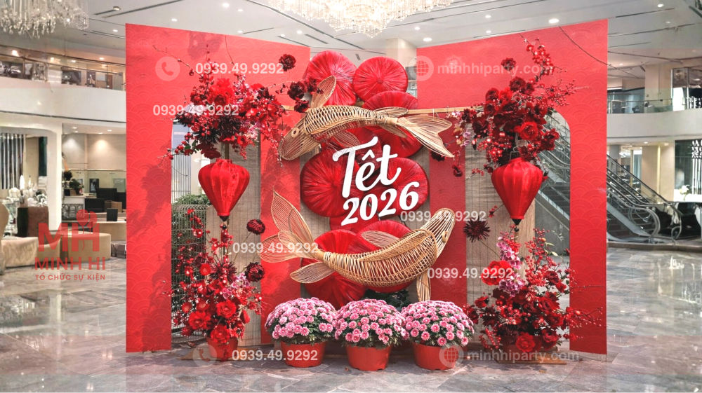 Trang trí tết 2026 bằng mành tre phù hợp không gian checkin cho không gian sảnh lớn