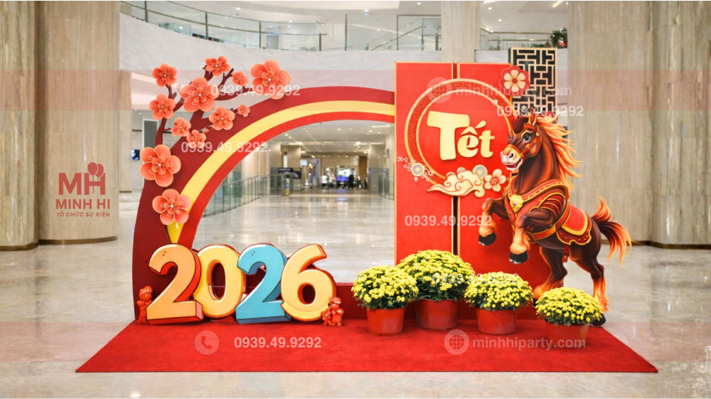 Trang trí tết 2026 cho hành lang - sảnh chung cư với thiết kế đơn giản