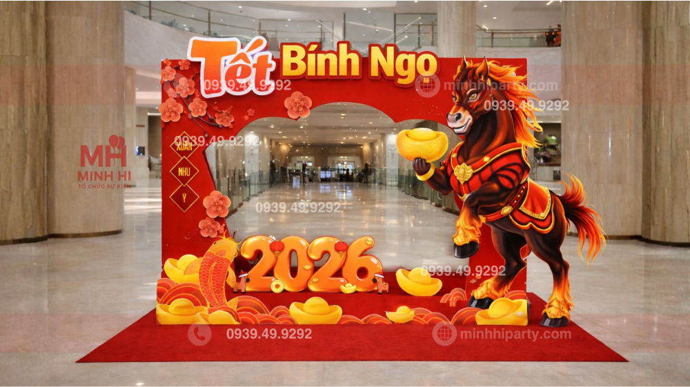 Trang trí tết 2026 cho showroom cửa hàng tạo góc checkin nhỏ