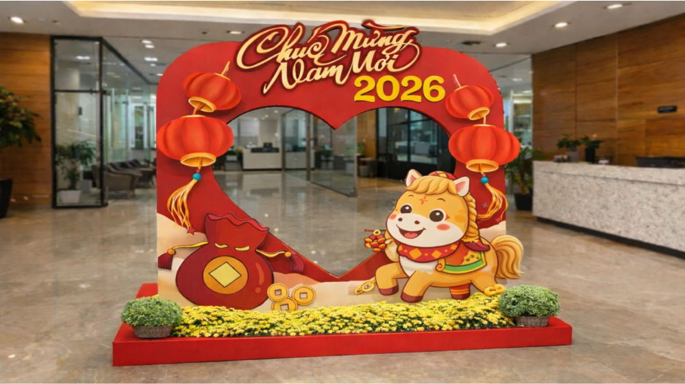 Decor tết 2026 với khung checkin tết thiết kế hiện đại cho khu vực làm việc chung
