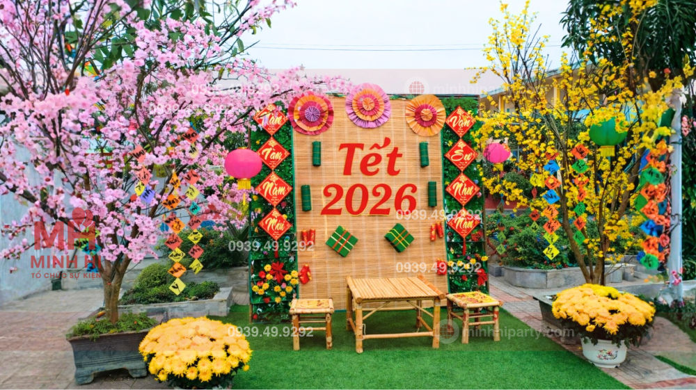 Trang trí tết 2026 theo phong thuỷ với hoa mai và hoa đào tượng trưng cho sự may mắn