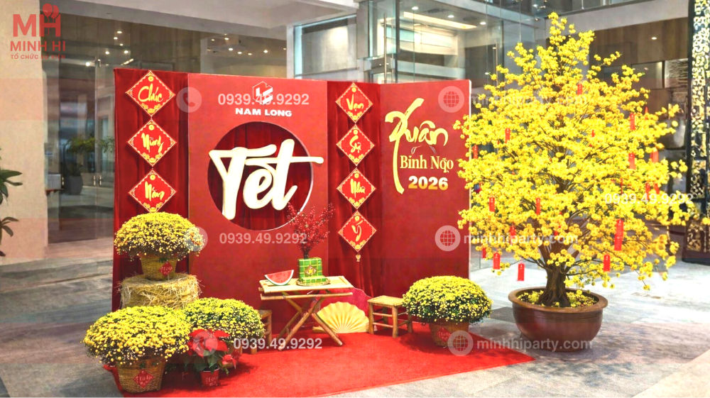 Trang trí tết 2026 trọn gói với tiểu cảnh hiện đại với hoa mai vàng