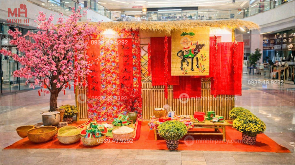 Trang trí tết 2026 với tiểu cảnh truyền thống sử dụng hoa mai vàng và gian nhà tranh