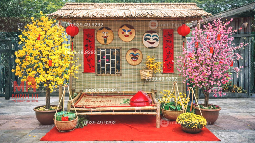 Trang trí tiểu cảnh tết 2026 với mành tre thiết kế tạo thành góc nhỏ khung cảnh làng quê