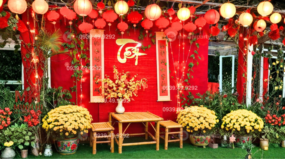 Trang trí tiểu cảnh tết Bính Ngọ 2026 theo phong thuỷ với lồng đèn và câu đối