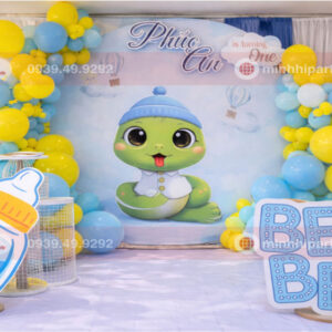 0000thiet ke hinh SEO Mẫu backdrop thôi nôi bé trai Phúc An đơn giản nhỏ gọn tone xanh vàng