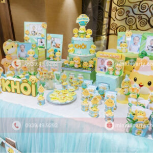 trang trí bàn thôi ôi bé trai Khôi theo chủ đề tuổi rắn đơn giản