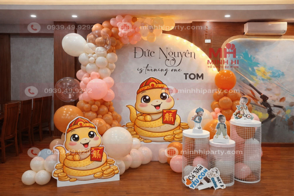 Backdrop thôi nôi bé trai được thiết kế theo chủ đề Rắn và chất liệu bạt Hiflex