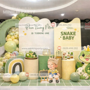 Backdrop trang trí thôi nôi bé tuổi Tỵ phong cách hiện đại