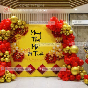 Mẫu backdrop trang trí mừng thọ tone vàng kết hợp bong bóng đỏ đô trang trọng  