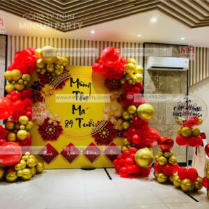 Mẫu trang trí mừng thọ mẹ tone vàng kết hợp bong bóng đỏ đô trang trọng