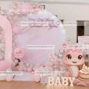 Trang trí thôi nôi bé tuổi Tỵ tone hồng nude