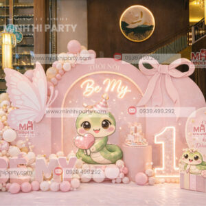 Trang trí thôi nôi bé tuổi Rắn kết hợp hoa tươi