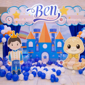 Backdrop trang trí thôi nôi bé trai tuổi rắn kết hợp chủ đề hoàng tử sang trọng