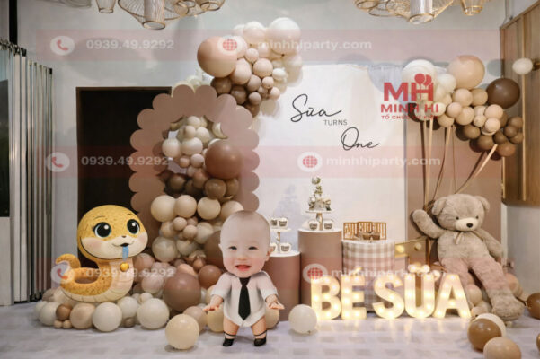 Backdrop trang trí thôi nôi bé trai Sữa tuổi rắn với concept tên bé